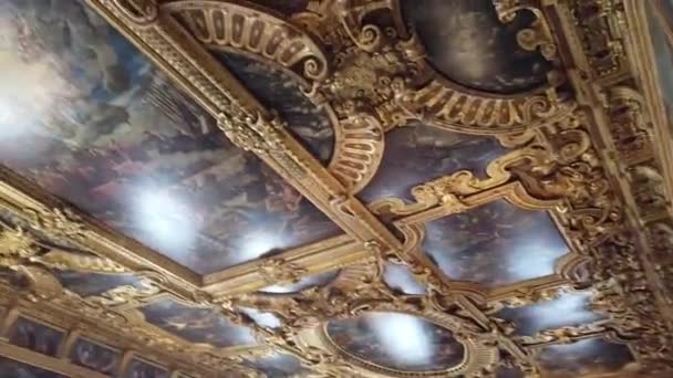 Decoración mural con oro y artefactos en un palacio italiano — Vídeo de stock