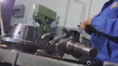 Caliper, Caliper Ölçüleri. Bir adam kalibre ile ölçümler yapar. Ölçüleri kalibre ile almak