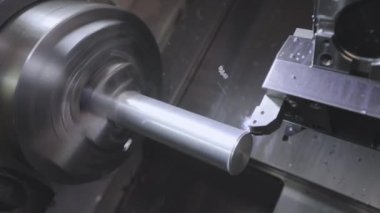 CNC torna makinesi. CNC makinesinde metal bir parça işleniyor. Torna, cnc makinesi