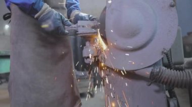 Değirmen çarkında metal bir parça işleniyor. Parlak kıvılcımlar metal bir parçayı makinelemekten geliyor. # Öğütücü tekerlekteki bir parçanın kıvılcımları #