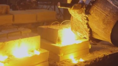 Red Hot Metal, fabrikada metal eridi. Sıcak sıcak metal.