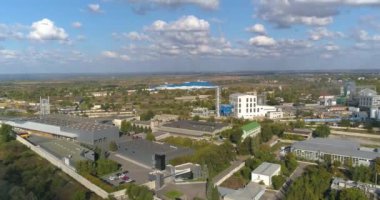 Modern fabrikaları olan sanayi bölgesi. Endüstriyel bölge üzerinde uçuş. Üst görünümü yerleştir