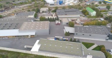 Modern Fabrika üzerinde uçuş. Modern tasarım üst görüşlü bir fabrika. Modern fabrika hava görüntüsü.