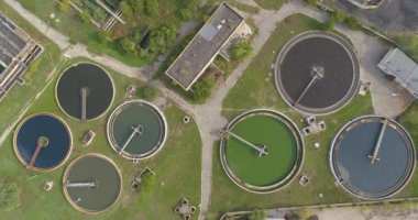 Su arıtma tesisleri üzerinde uçuş. Endüstriyel su tedavisi. Kanalizasyon tedavisinin hava görüntüsü.