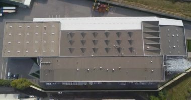 Hava manzaralı büyük sanayi bölgesi. Havadan bir sürü fabrika. Modern fabrikaları olan bir sanayi bölgesini kapsıyor.