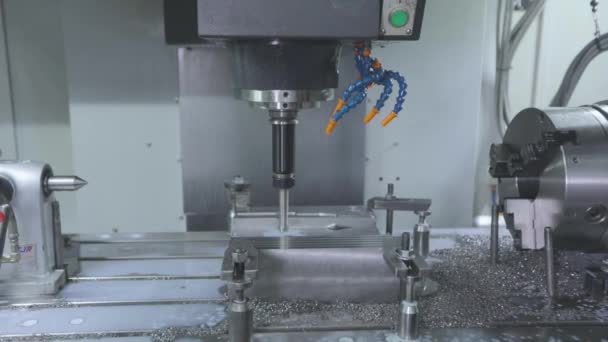 Parte metálica en la máquina CNC. Creación de una pieza en una máquina CNC, una máquina CNC moderna. — Vídeo de stock