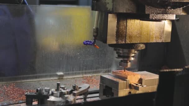 การสร้างชิ้นส่วนบนเครื่อง CNC, เครื่อง CNC สมัยใหม่ ชิ้นส่วนโลหะในเครื่อง CNC — วีดีโอสต็อก