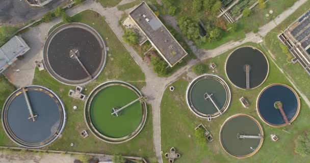 Volando sobre una planta de tratamiento de agua. Planta depuradora de aguas residuales de forma redonda vista superior. Instalaciones de tratamiento de agua. — Vídeos de Stock