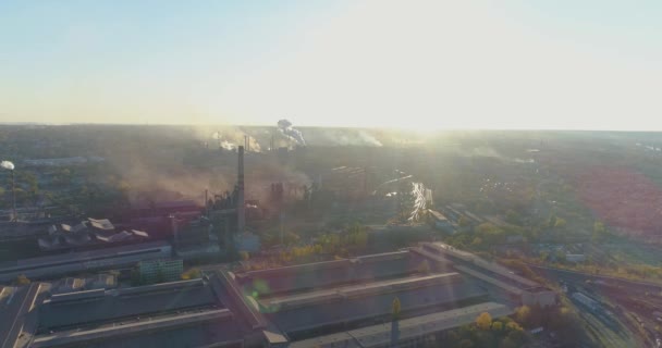 Flug über die Anlage am Morgen. Beginn des Arbeitstages in der Fabrik. Emissionen aus einem großen metallurgischen Werk — Stockvideo