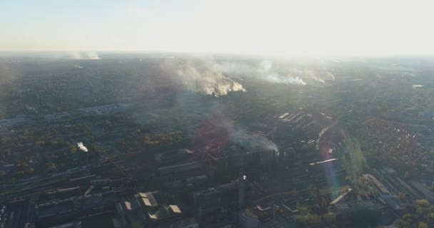 Humo de una planta grande. Vuelo sobre una gran planta metalúrgica. Emisiones peligrosas de la chimenea de la planta. Planta grande vista superior. — Vídeos de Stock