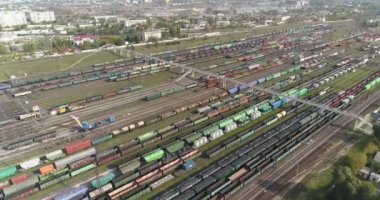 Tren istasyonunun üzerinden uçuş. İstasyondaki yük trenleri. Büyük endüstriyel demiryolu deposu manzarası.