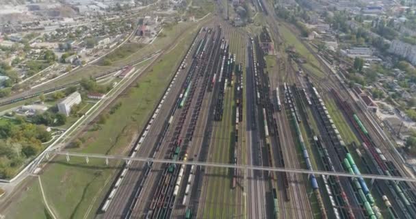 Fliegen Sie über einen großen Eisenbahnknoten. Güterzüge stehen am Knotenpunkt von oben — Stockvideo