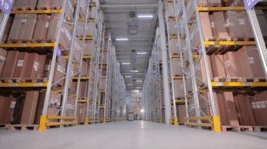 Modern depo, büyük modern forklift depoda.