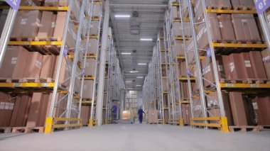 Depoda büyük makine, depoda modern forklift, depoda iş akışı.