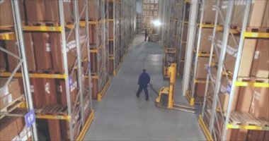 Bir sürü insan stoklarda çalışıyor. Modern bir deponun panoramik görüntüsü, pek çok insan bu işi yapıyor.