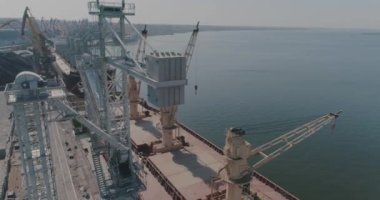 Limanın üzerinden kargo gemileriyle uçun. Liman vinçleri ve büyük kargo gemileri üzerinde uçuş büyük bir limanın genel planı