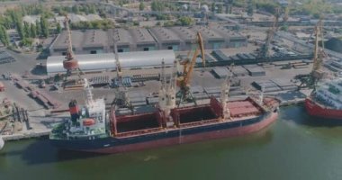 Havadan büyük bir liman. Kargo gemileri limanda.