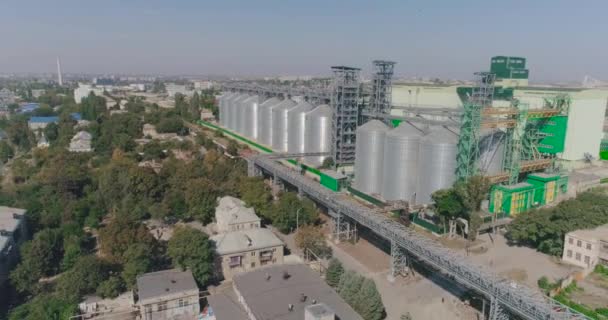 Silos para almacenar grano, silos grandes para almacenar trigo — Vídeos de Stock