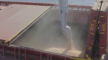 Denizden nakil için bir kargo gemisine tahıl yüklemek. Gemi limanda buğdayla dolu. Buğday ihracatı. Deniz ihracatı. Tarım