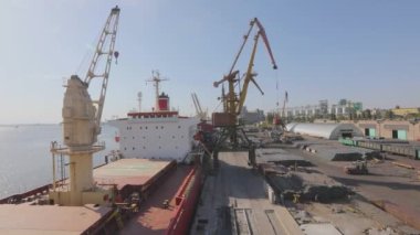 Limanda daha büyük vinçler, vinçler büyük malzemeler yüklüyor. Limandaki vinçlerin işi.