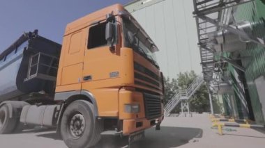 Bir kamyon depoya giriyor, tahıllı bir kamyon.