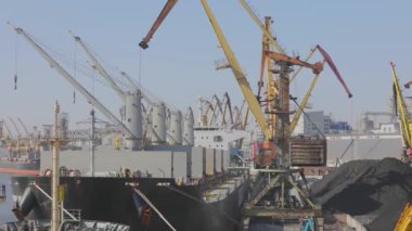 Limana bir tanker yüklüyorum. Limanda bir kargo gemisi yüklüyorum. Büyük gemi ve vinçlerle liman