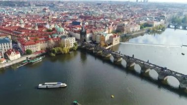 Prag 'ın şehir manzarasına yukarıdan bak. Prag Kalesi, Vltava Nehri, Charles Köprüsü, Prag