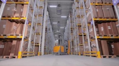 Fabrika deposu, modern fabrika deposu. Depodaki ışıkları kapatıyorum.