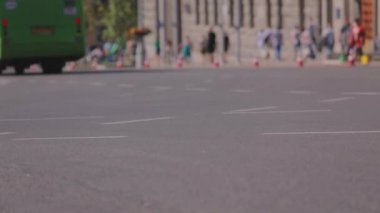 Arabalar yola koyulur. Şehirdeki arabalar. Arabayla geniş yol