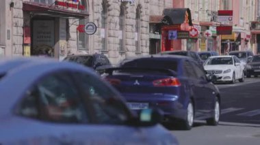 Arabaların gittiği yol. Şehirdeki arabalar. Yoğun şehir trafiği