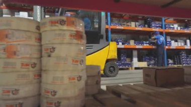 Depoda forklift var. Modern depo. Malzemeler stokta