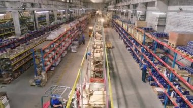 Depoda çalışma süreci. Geniş, modern hava manzaralı bir depo. Geniş bir deponun sıralarını genişlet