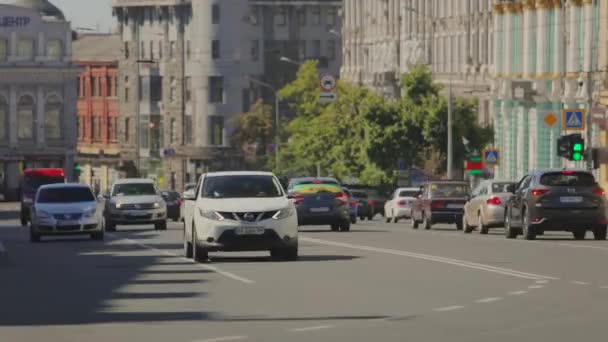 大都市の時間のラップで車の交通。多くの車がタイムラップで — ストック動画