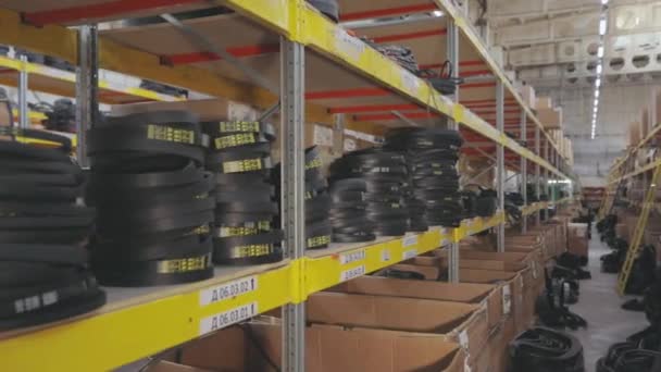 Molte cinghie di trasmissione in un magazzino di fabbrica. Cintura di trasmissione su uno scaffale del magazzino. Magazzino con cinghie di trasmissione. — Video Stock