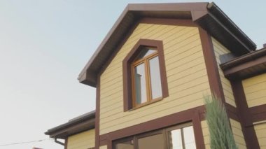 Yeni bir kır evinin dışı. Modern kır evi