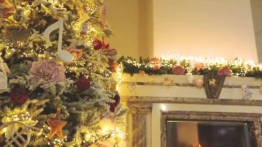 Yılbaşı ağacı ve şöminesi olan güzel bir yer. Modern bir evde Noel için. Sıcak Noel arifesi