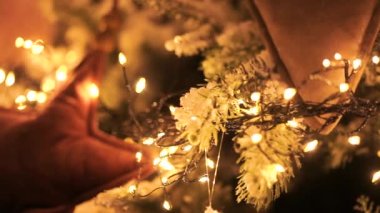 Noel ağacına yakın çekim. Noel ağacındaki süslemelerin yakın çekimi. Şık Noel ağacı