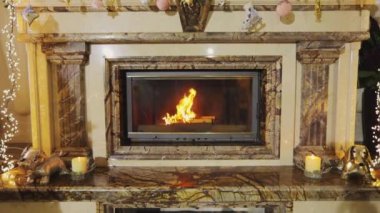 Şöminede odun yanıyor. Yeni yıl arifesinde şöminesi var. Şöminede yangın var. Odunlu güzel bir şömine.