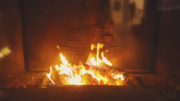 漂亮的木制壁炉。柴火在壁炉里燃烧.壁炉里的火. — 图库视频影像