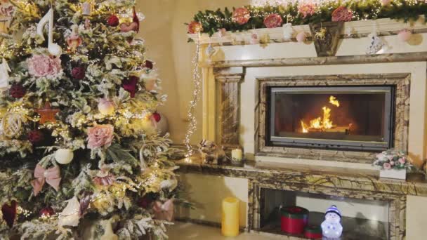 Hermoso interior de Año Nuevo con un árbol de Navidad y una chimenea. Interior de Navidad en una casa moderna. acogedor interior de Navidad — Vídeo de stock