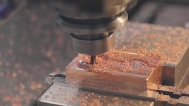 Metal parçalarından oluşan CNC mekanizması. Cnc makinesinin parçaları öğütülüyor. Metal parçalarının değirmeni.