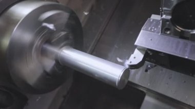 CNC makinesinde metal bir parça işleniyor. Torna, cnc makinesi. CNC Torna Makinesi.