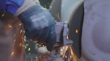 Öğütücüye yakın çekim. Öğütücü tekerlek üzerinde çalışıyorum. Çarkın kıvılcımları