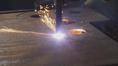 Metal bir levhayı CNC kesme makinesiyle kesmek. Cnc gaz keserek metal bir levhayı kesiyor.