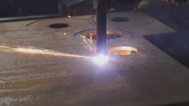 Gaz kesme işi. Fabrikada gaz kesme. CNC makinesinde metal kurusıkı kesmek