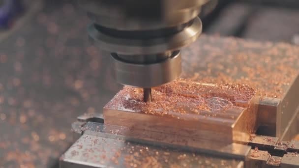 Usinage CNC de pièces métalliques. Broyage de pièces sur une machine CNC. Fraisage de pièces métalliques. — Video