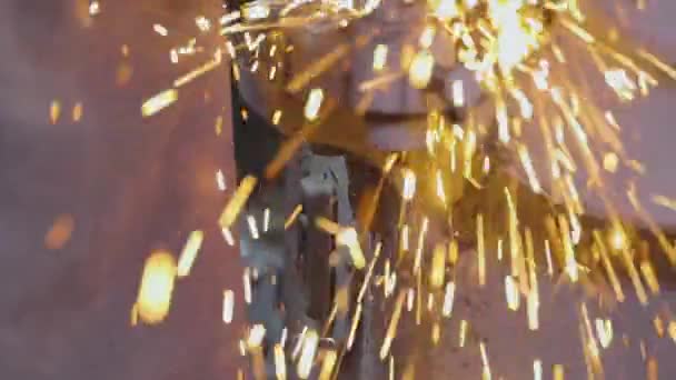 Sparks from grinding a part on a grinding wheel. Processing a metal part on a grinding wheel. Bright sparks from machining a metal part. — Stock Video