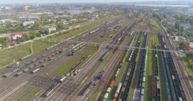 Yük trenlerinin üzerinden uçuyor. Tren yolu manzaralı. Güneşli havada sanayi demiryolu kavşağı
