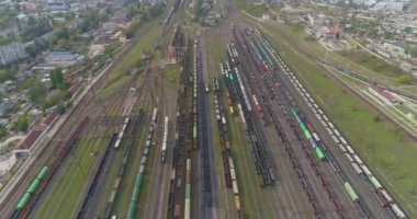 Renkli trenler büyük bir tren istasyonunda duruyor. Büyük tren deposu. Demiryolu kavşağı çok sayıda demiryolu manzaralı.