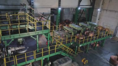 Bir kablo fabrikasının içi, endüstriyel iç mekan. Kablo üretim atölyesi